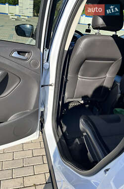 Позашляховик / Кросовер Ford Kuga 2013 в 