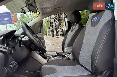 Позашляховик / Кросовер Ford Kuga 2013 в 