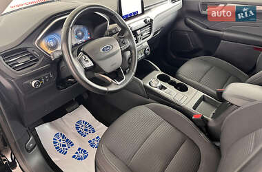Позашляховик / Кросовер Ford Kuga 2021 в 