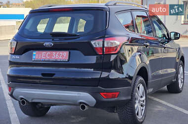 Позашляховик / Кросовер Ford Kuga 2019 в 