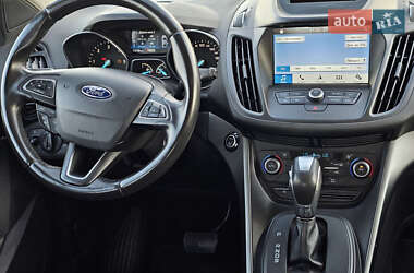 Позашляховик / Кросовер Ford Kuga 2019 в 