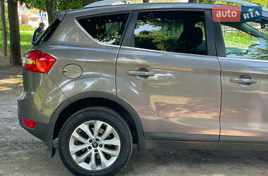 Позашляховик / Кросовер Ford Kuga 2012 в 
