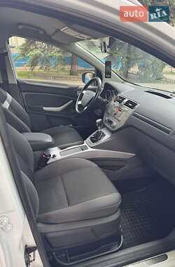 Позашляховик / Кросовер Ford Kuga 2012 в 
