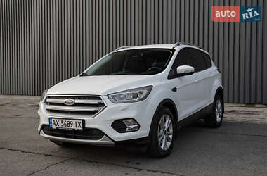 Позашляховик / Кросовер Ford Kuga 2019 в 