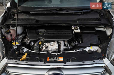 Позашляховик / Кросовер Ford Kuga 2019 в 