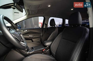 Позашляховик / Кросовер Ford Kuga 2019 в 