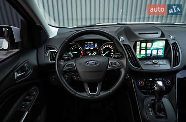 Позашляховик / Кросовер Ford Kuga 2019 в 