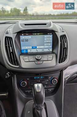 Позашляховик / Кросовер Ford Kuga 2017 в 