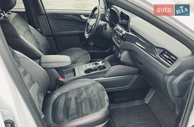Позашляховик / Кросовер Ford Kuga 2021 в 