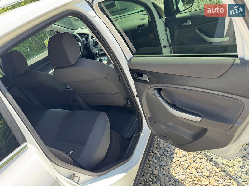 Внедорожник / Кроссовер Ford Kuga 2010 в Надворной