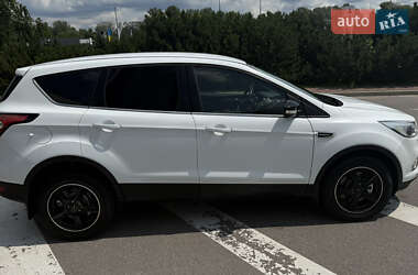 Внедорожник / Кроссовер Ford Kuga 2017 в 