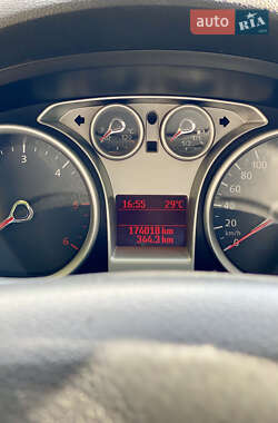 Внедорожник / Кроссовер Ford Kuga 2012 в 