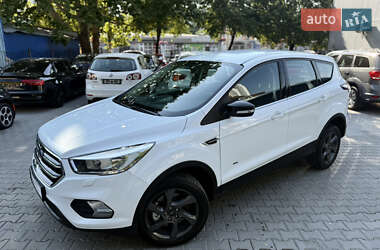 Внедорожник / Кроссовер Ford Kuga 2017 в 