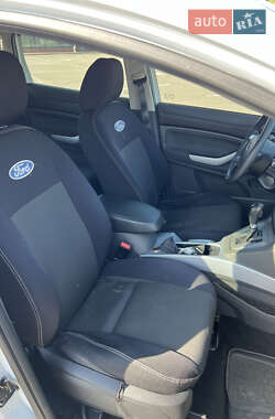 Внедорожник / Кроссовер Ford Kuga 2010 в 