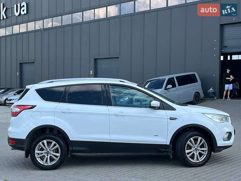 Внедорожник / Кроссовер Ford Kuga 2017 в Львове
