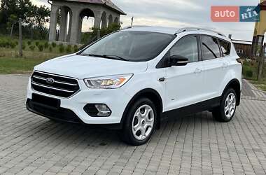 Позашляховик / Кросовер Ford Kuga 2017 в 