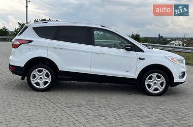 Позашляховик / Кросовер Ford Kuga 2017 в 