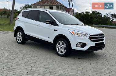 Позашляховик / Кросовер Ford Kuga 2017 в 