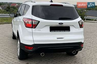 Позашляховик / Кросовер Ford Kuga 2017 в 