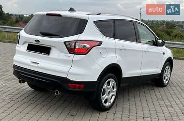 Позашляховик / Кросовер Ford Kuga 2017 в 