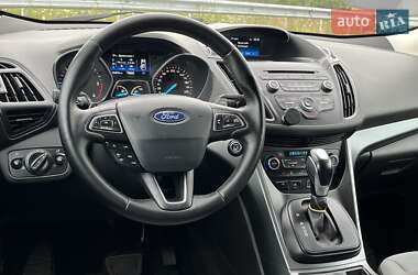 Позашляховик / Кросовер Ford Kuga 2017 в 