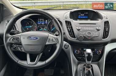 Позашляховик / Кросовер Ford Kuga 2017 в 
