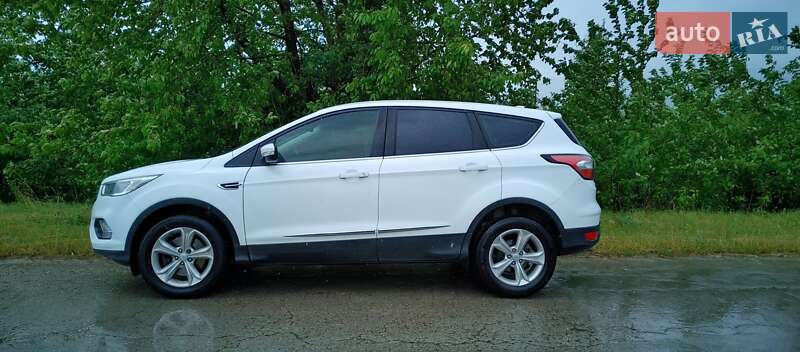 Внедорожник / Кроссовер Ford Kuga 2017 в Каменец-Подольском