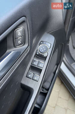 Позашляховик / Кросовер Ford Kuga 2020 в 