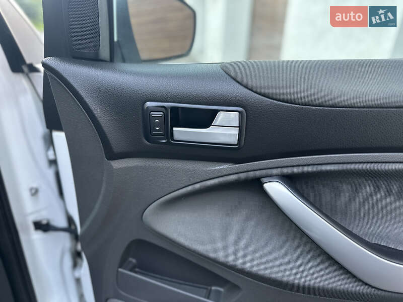 Внедорожник / Кроссовер Ford Kuga 2010 в Ровно