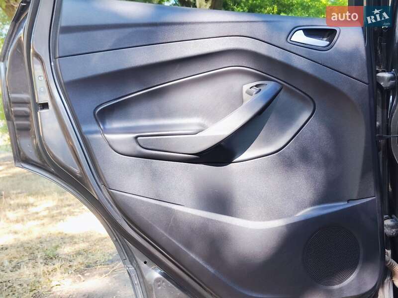 Внедорожник / Кроссовер Ford Kuga 2015 в Вознесенске