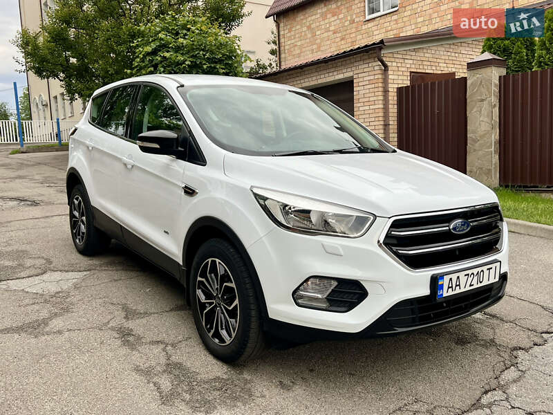 Позашляховик / Кросовер Ford Kuga 2017 в Києві