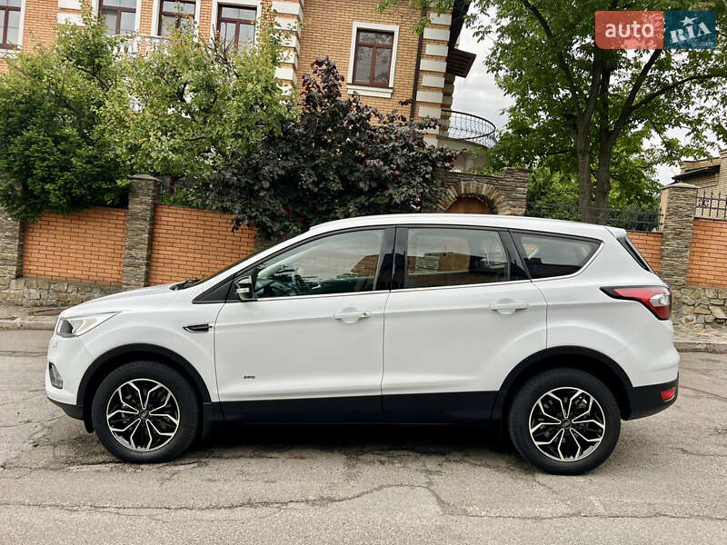 Позашляховик / Кросовер Ford Kuga 2017 в Києві