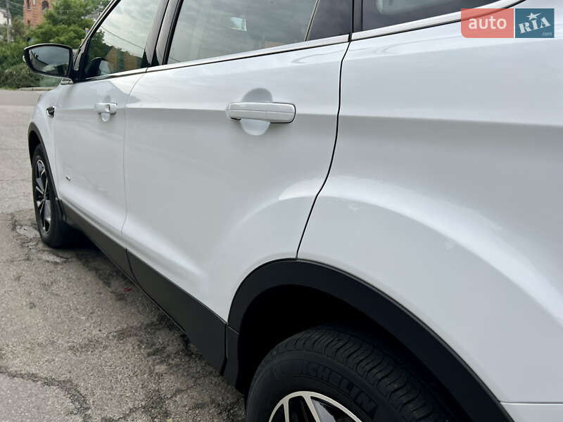Позашляховик / Кросовер Ford Kuga 2017 в Києві