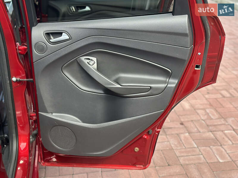 Внедорожник / Кроссовер Ford Kuga 2015 в Ровно