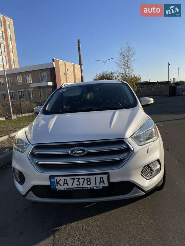 Внедорожник / Кроссовер Ford Kuga 2017 в 