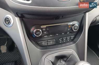 Внедорожник / Кроссовер Ford Kuga 2015 в 