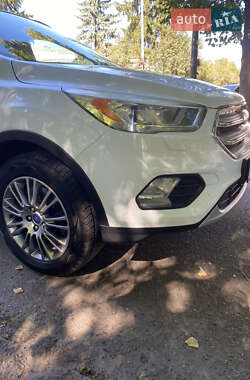 Внедорожник / Кроссовер Ford Kuga 2017 в 