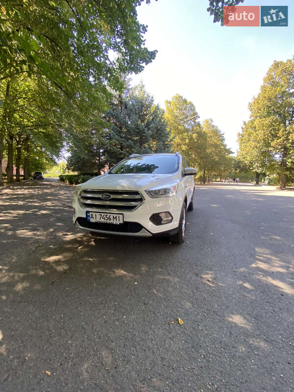 Внедорожник / Кроссовер Ford Kuga 2017 в 