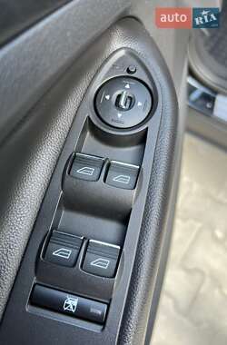 Внедорожник / Кроссовер Ford Kuga 2013 в 