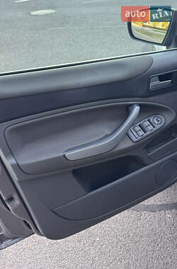 Внедорожник / Кроссовер Ford Kuga 2012 в 