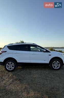 Внедорожник / Кроссовер Ford Kuga 2016 в 
