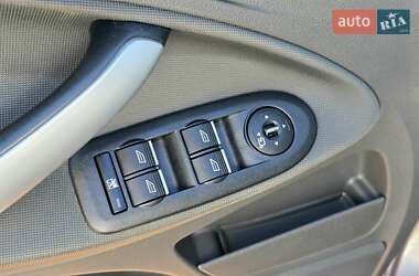 Позашляховик / Кросовер Ford Kuga 2012 в 