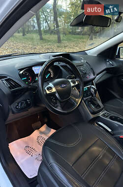 Позашляховик / Кросовер Ford Kuga 2015 в 