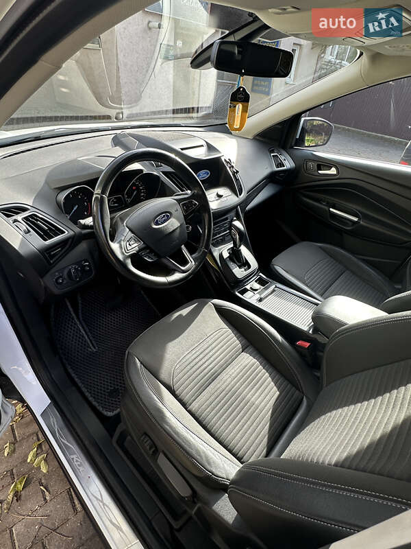 Позашляховик / Кросовер Ford Kuga 2019 в Чернівцях