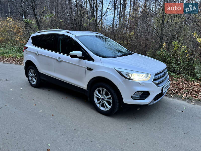 Позашляховик / Кросовер Ford Kuga 2019 в Чернівцях
