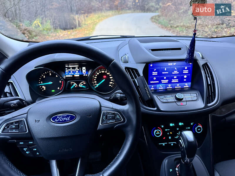 Позашляховик / Кросовер Ford Kuga 2019 в Чернівцях