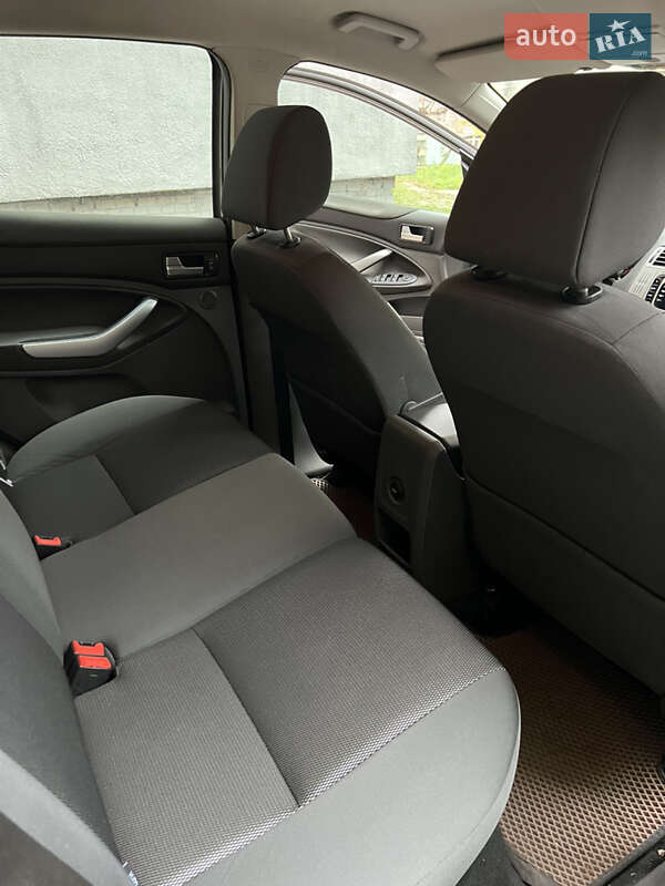 Позашляховик / Кросовер Ford Kuga 2012 в Кам'янському