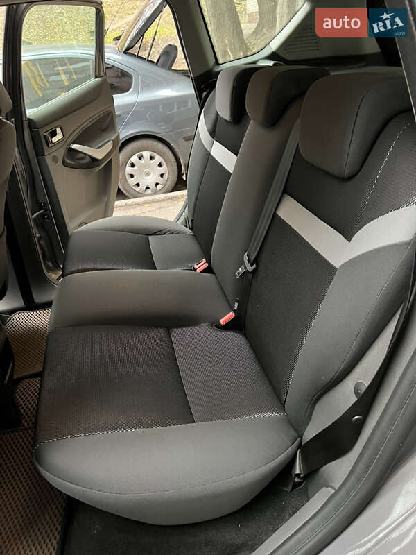 Позашляховик / Кросовер Ford Kuga 2012 в Кам'янському