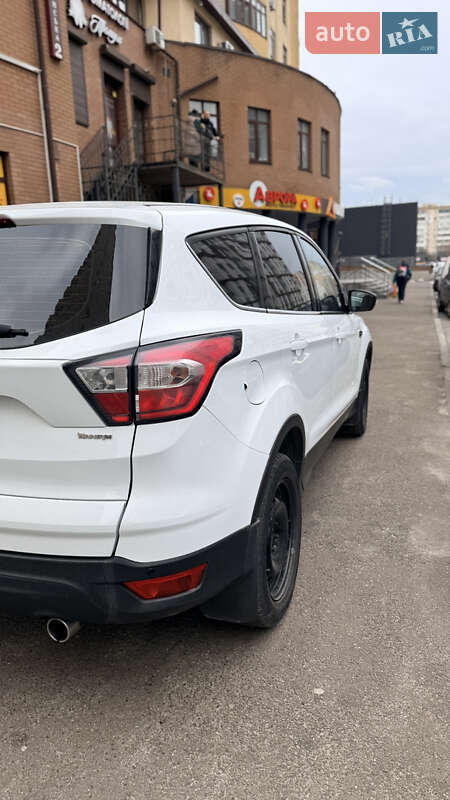 Позашляховик / Кросовер Ford Kuga 2017 в Києві