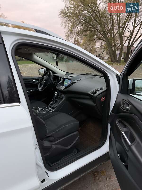 Позашляховик / Кросовер Ford Kuga 2016 в Києві